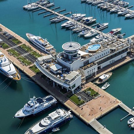 Отель Yacht Club Marina Di Лоано Экстерьер фото