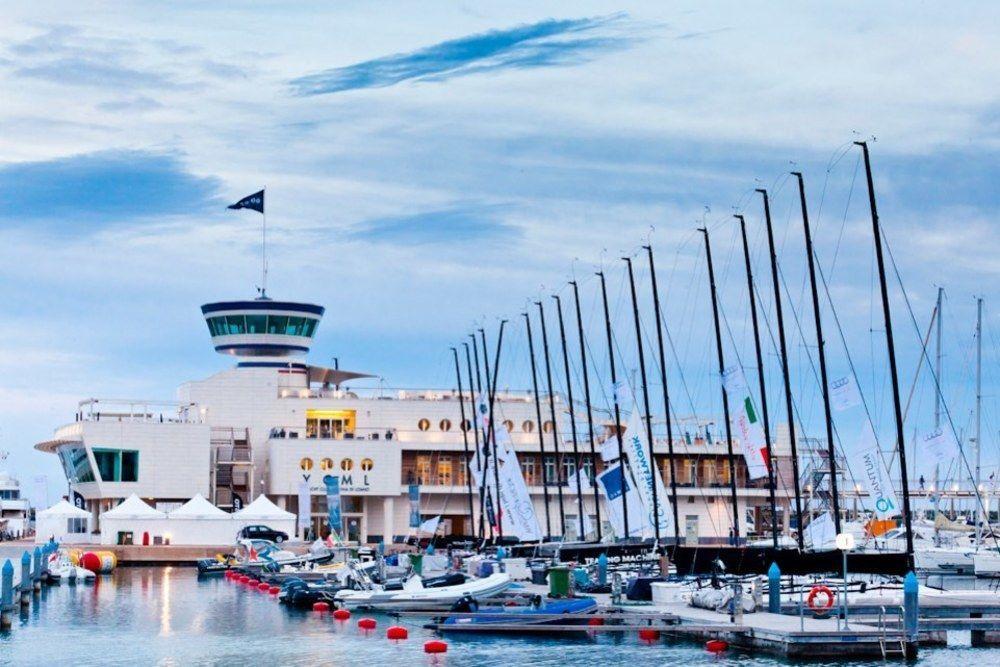 Отель Yacht Club Marina Di Лоано Экстерьер фото