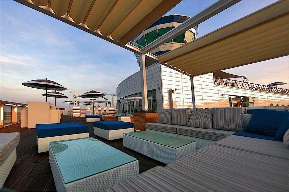 Отель Yacht Club Marina Di Лоано Экстерьер фото