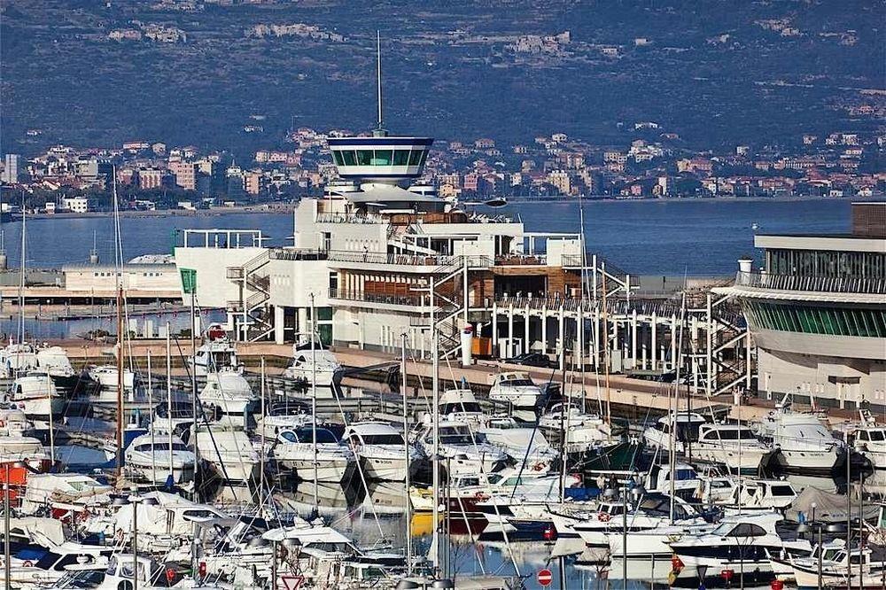 Отель Yacht Club Marina Di Лоано Экстерьер фото