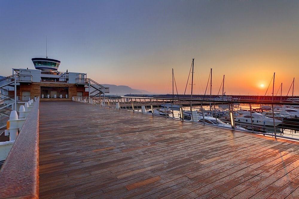 Отель Yacht Club Marina Di Лоано Экстерьер фото