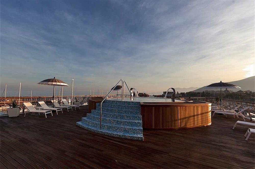 Отель Yacht Club Marina Di Лоано Экстерьер фото