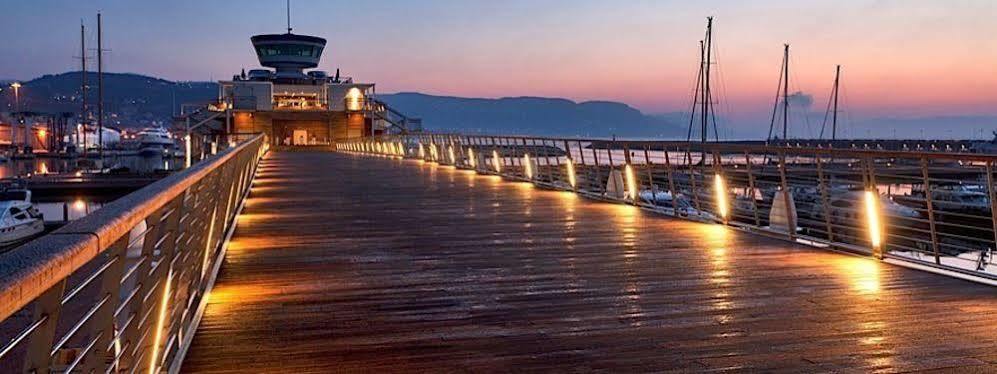 Отель Yacht Club Marina Di Лоано Экстерьер фото
