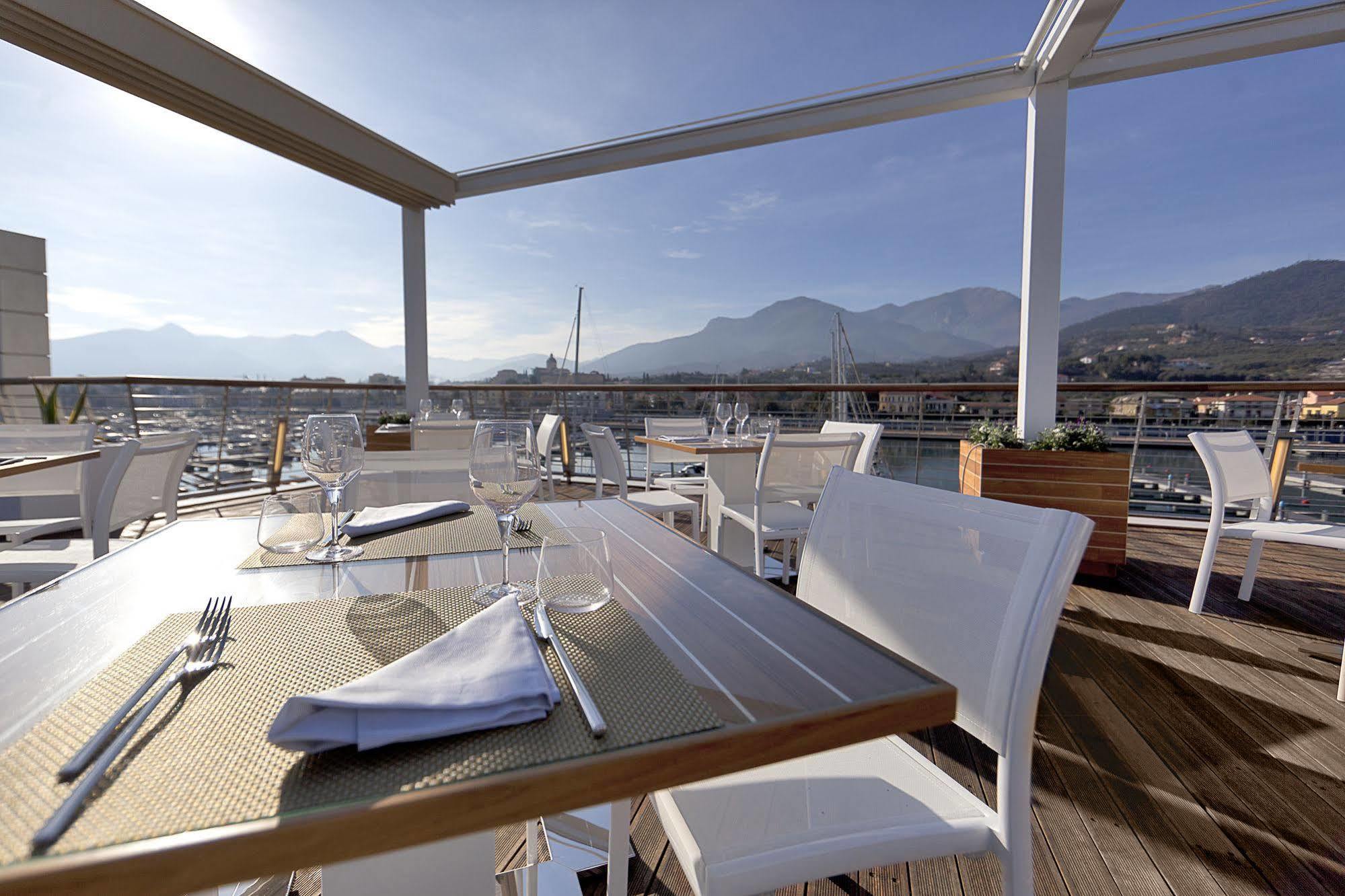 Отель Yacht Club Marina Di Лоано Экстерьер фото