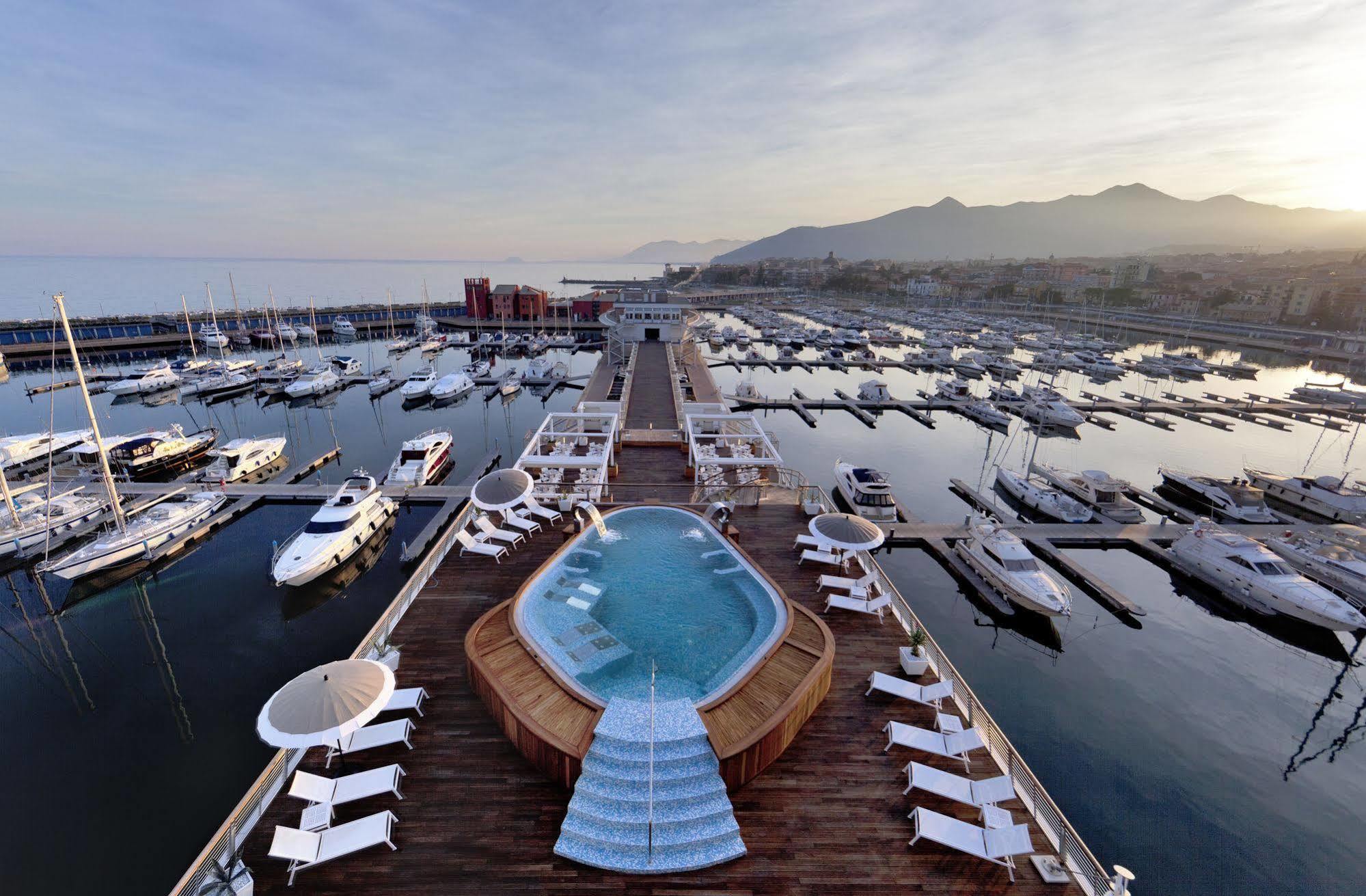 Отель Yacht Club Marina Di Лоано Экстерьер фото