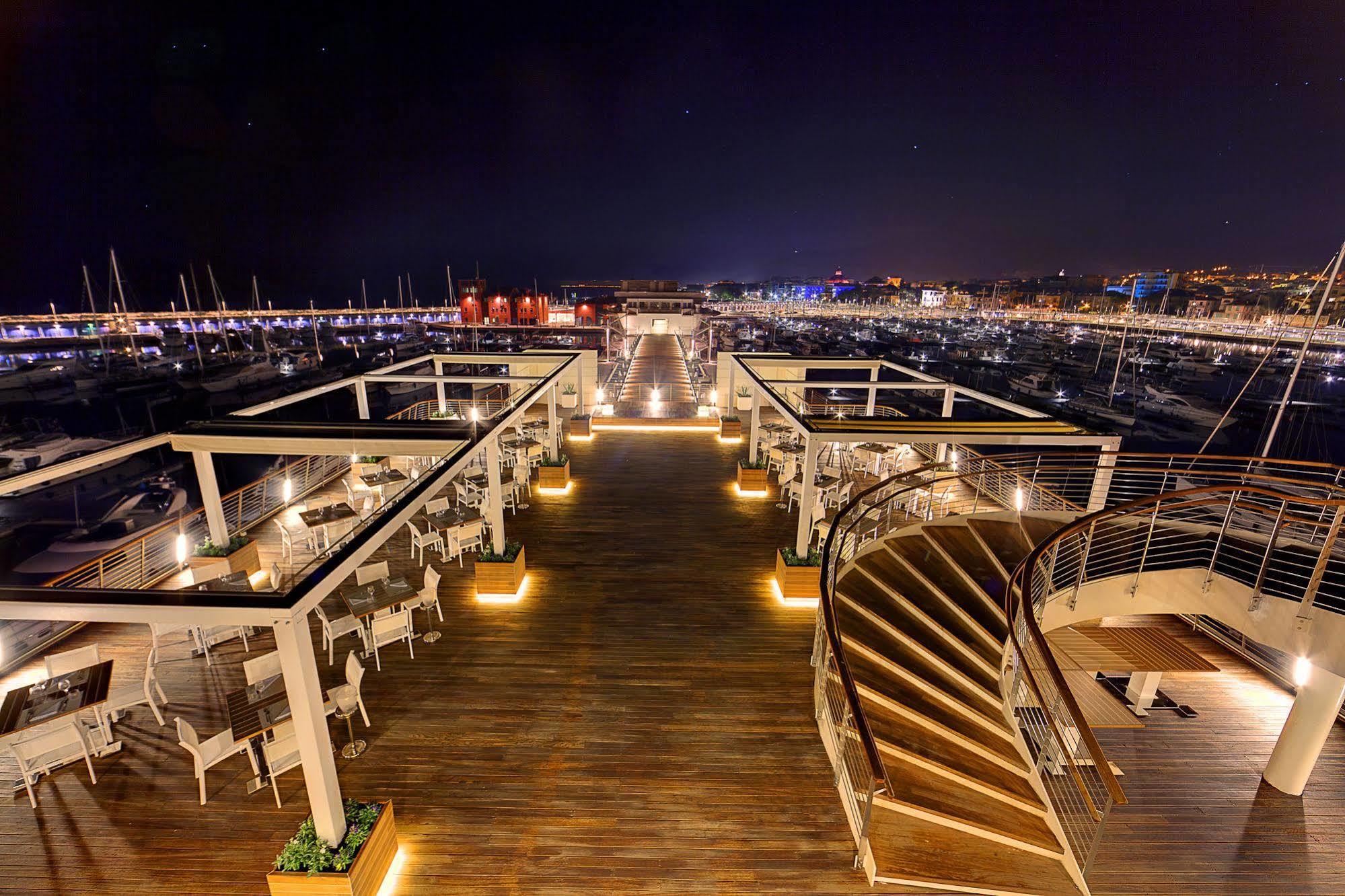 Отель Yacht Club Marina Di Лоано Экстерьер фото