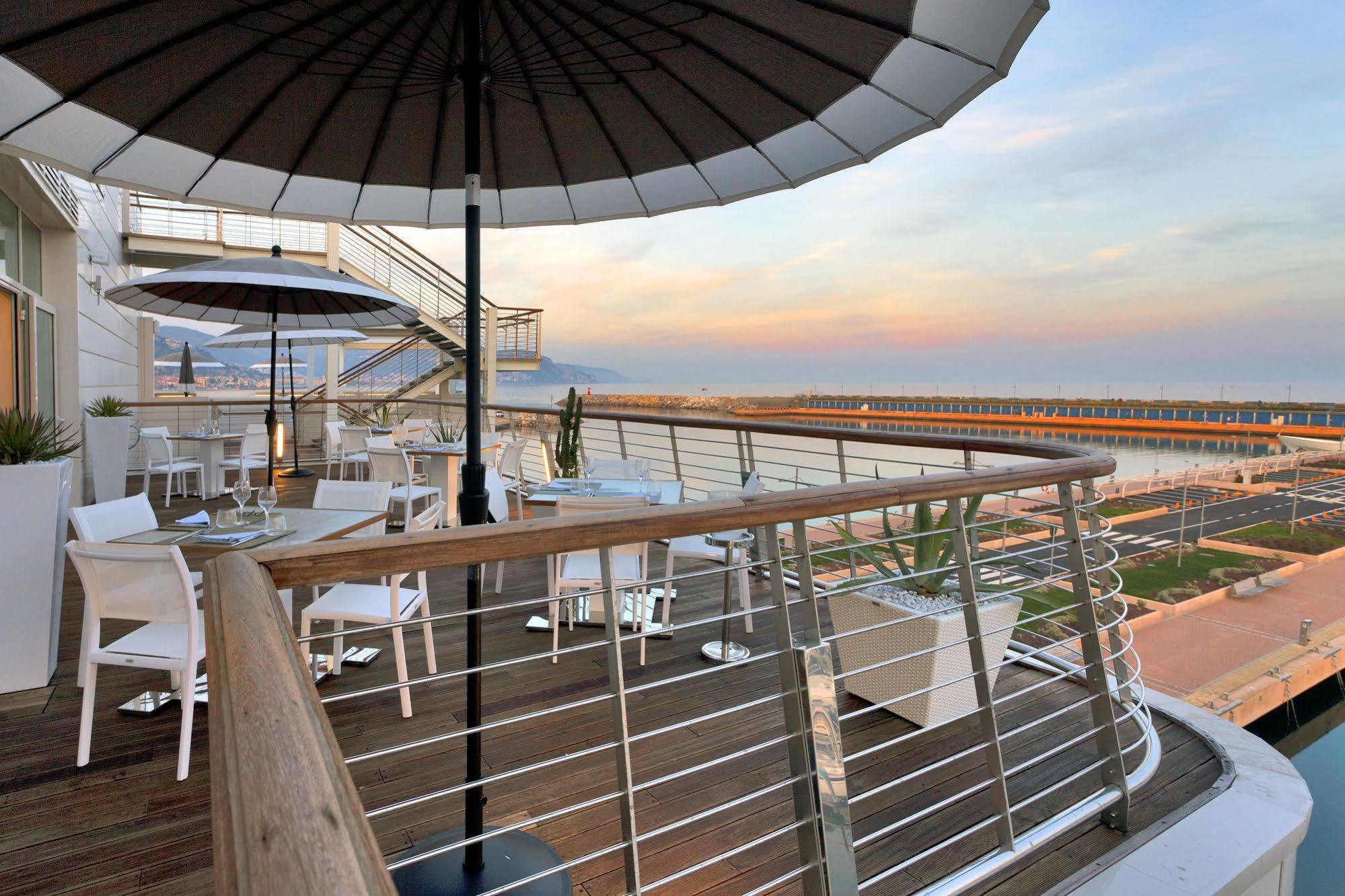 Отель Yacht Club Marina Di Лоано Экстерьер фото